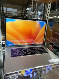 Apple MacBook Pro 2017 15-inch with a 2.8 GHz Quad-Core Intel Core i7 processor. This laptop has 16 GB of 2133 MHz LPDDR3 memory and a 256 GB SSD. It