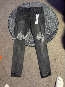 Distressed skinny jeans with ripped knees