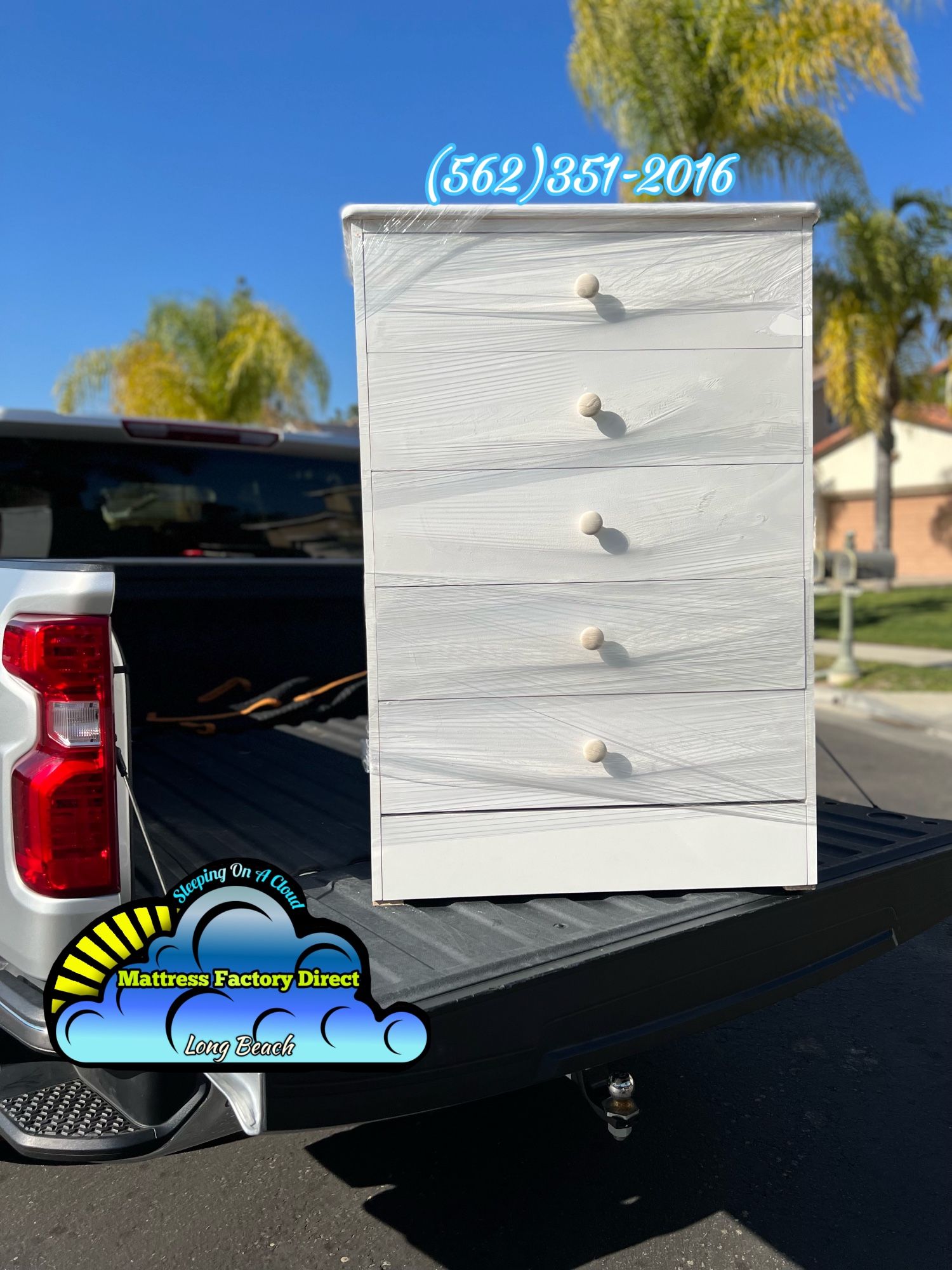 White 5 Drawer Dresser w/ White Knobs 