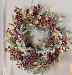 Bethlehem Lights Illuminated Frosted Berry 24' Wreath