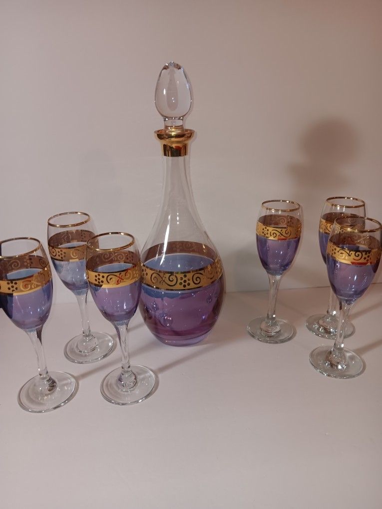 ANTIQUE PURPLE & GOLD ITALIAN GLASS DECANTER W/TOP
Antique PURPLE BLUE italian glass bottle with glass stopper. Gold ornate band around