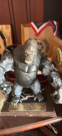 King Kong 11 inches high makes noise