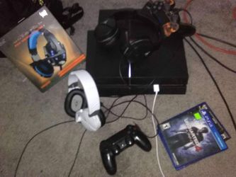 PS4 2 CONTROLLERS 2 MICS 2GAMES 275$