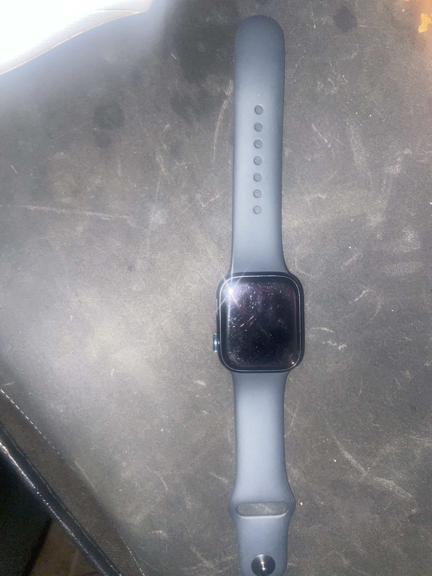 Apple Watch Series 8 (locked)