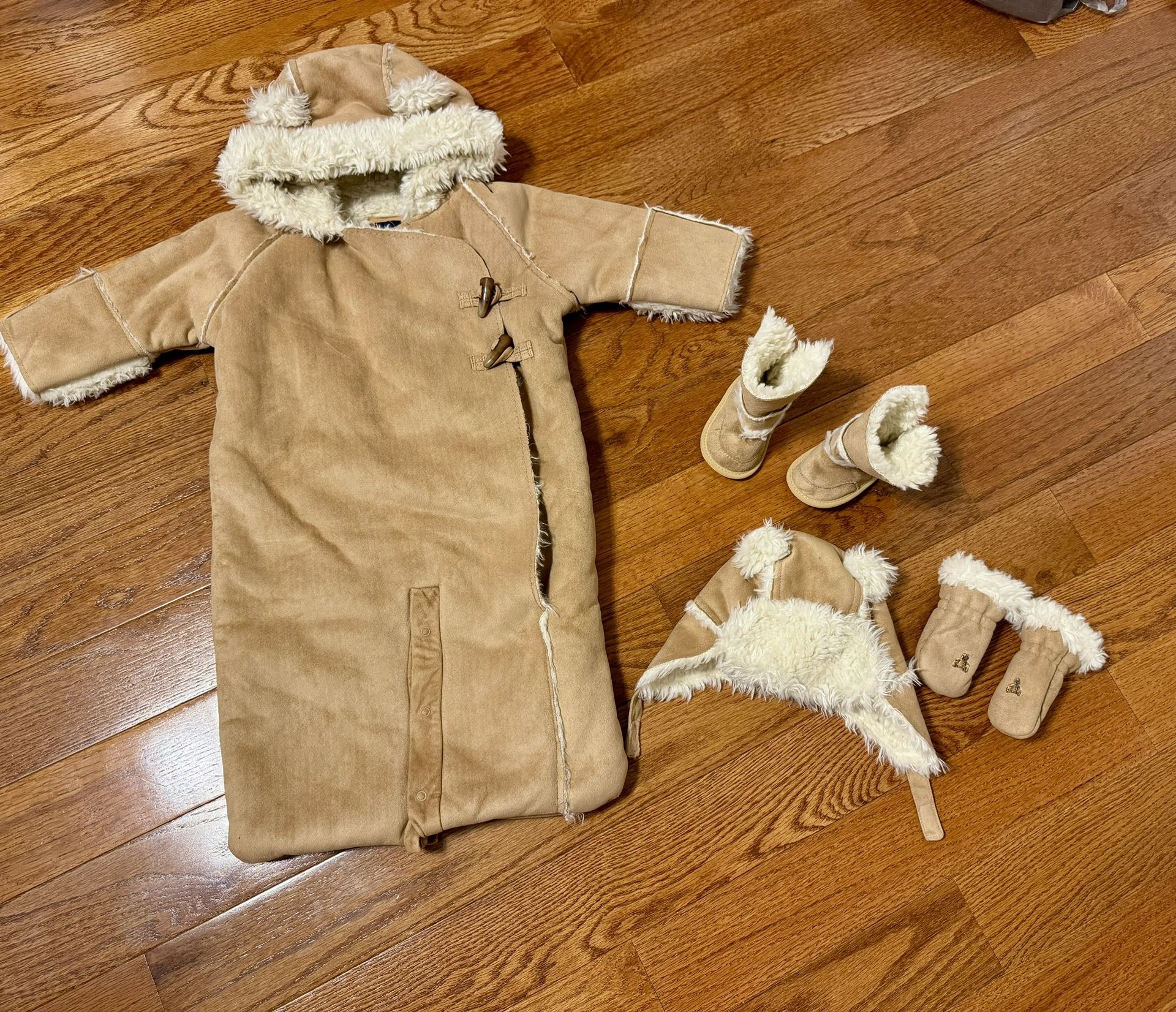 Like New Baby Gap Girl Or Boy Unisex Winter Clothes Bunting Jacket Sherpa Fleece Lined With Matching Hat, Booties And Gloves! $40 FIRM!