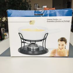 Trudeau Cheese Fondue Set. Absolutely new, never used, still in original box. 11 pieces. Entertaining with Recevoir avec style. Let you savor life’s l