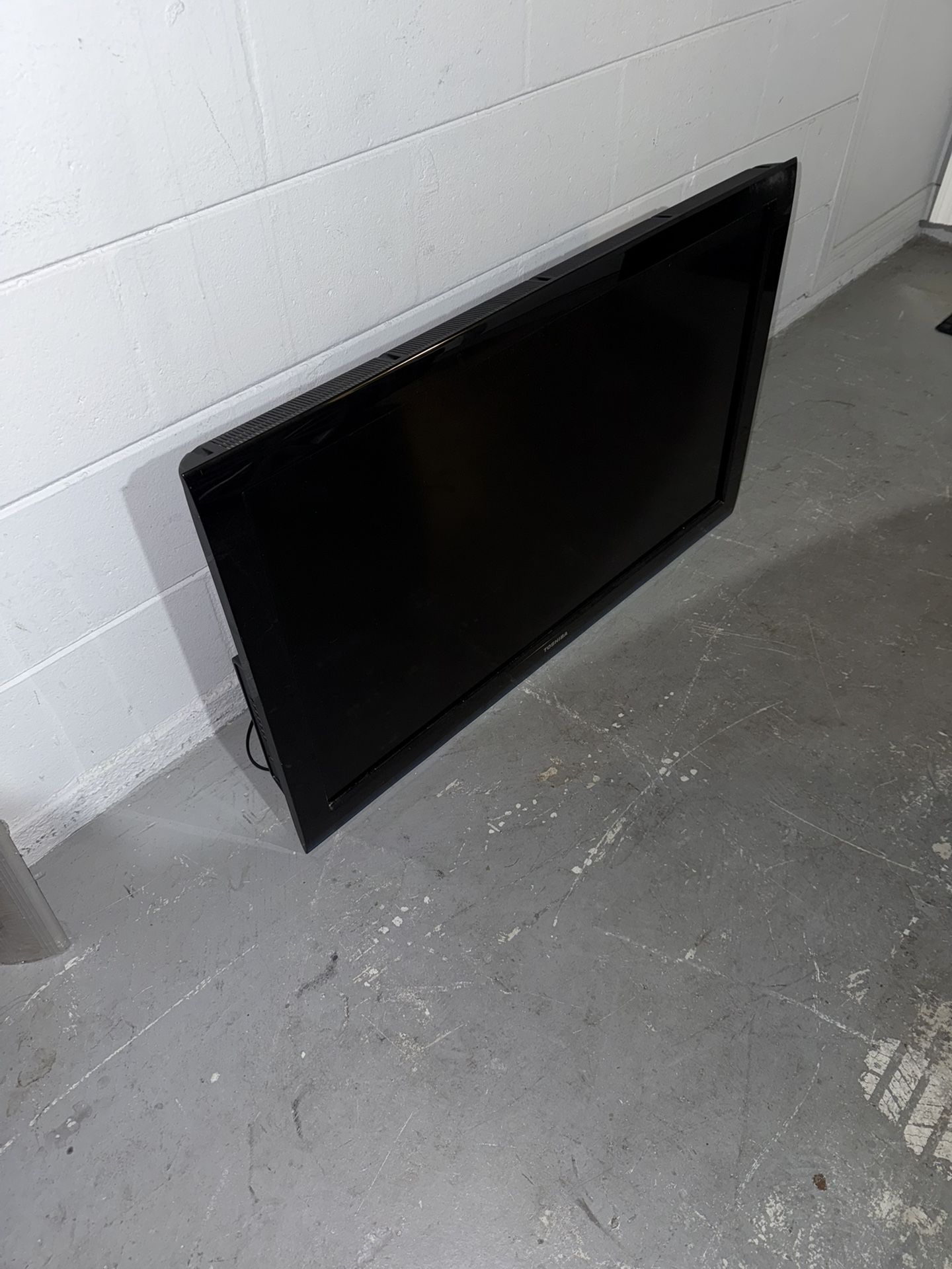 TV 40 Inch Toshiba (No Remote)