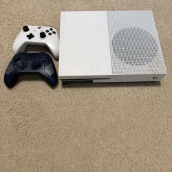 Xbox One console + 2 Wireless Controllers 