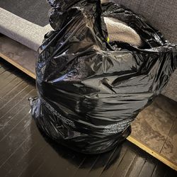 Bag Of Womens Clothes/Bolsa De Ropa Para Mujer Joven