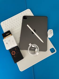 Apple IPad Pro 11” 2nd Generation (2020 Model / Face ID ) with Keyboard, pen & Accessories