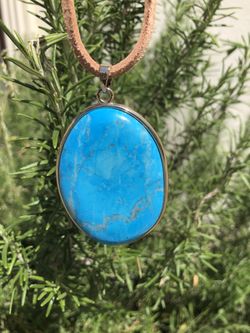 Turquoise-like pendant and leather strap