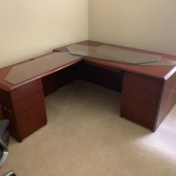 Executive wooden desk (9/24)