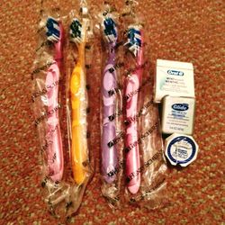 BRAND NEW IN PACKAGES HENRY SCHEIN ADULT FULL HEAD SOFT DIAMOND TOOTHBRUSHES & 3 BRAND NEW FULL SIZE DENTAL FLOSSES