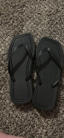 Black flipflops