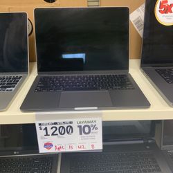 Apple Laptop, M2 Chip 8Gb Ram