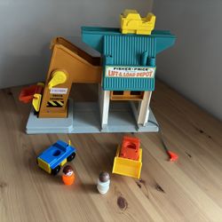Vintage Fisher Price Little People Lift & Load Depot Construction Garage Playset
