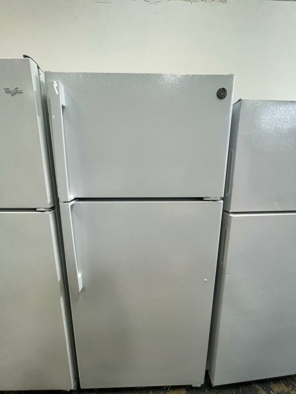 Refrigerator GE 28 Inch Great Condition