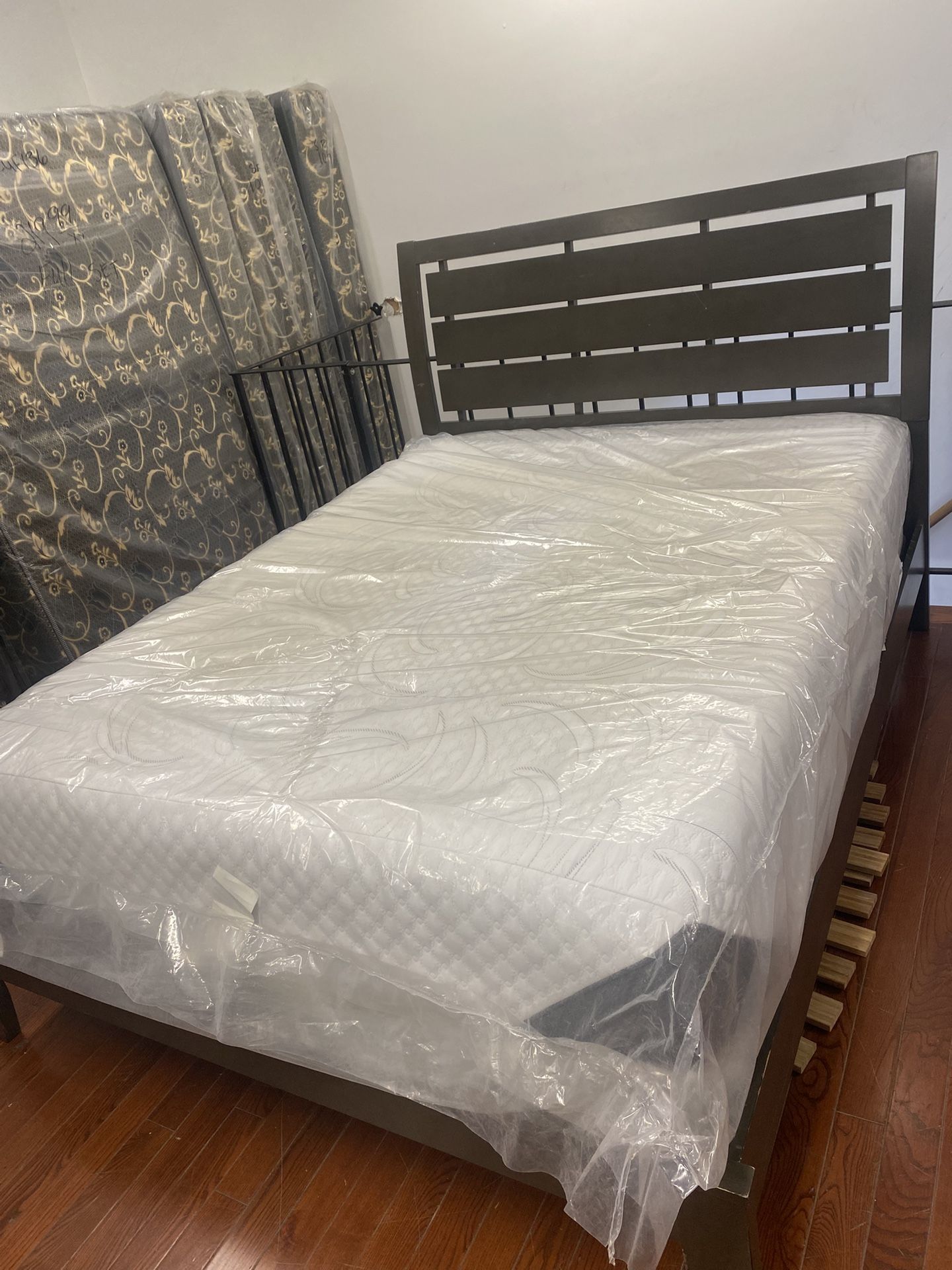 COMFY QUEEN  BED COMPLETE