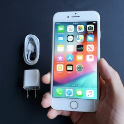 iPhone 7 - UNLOCKED - Like New 