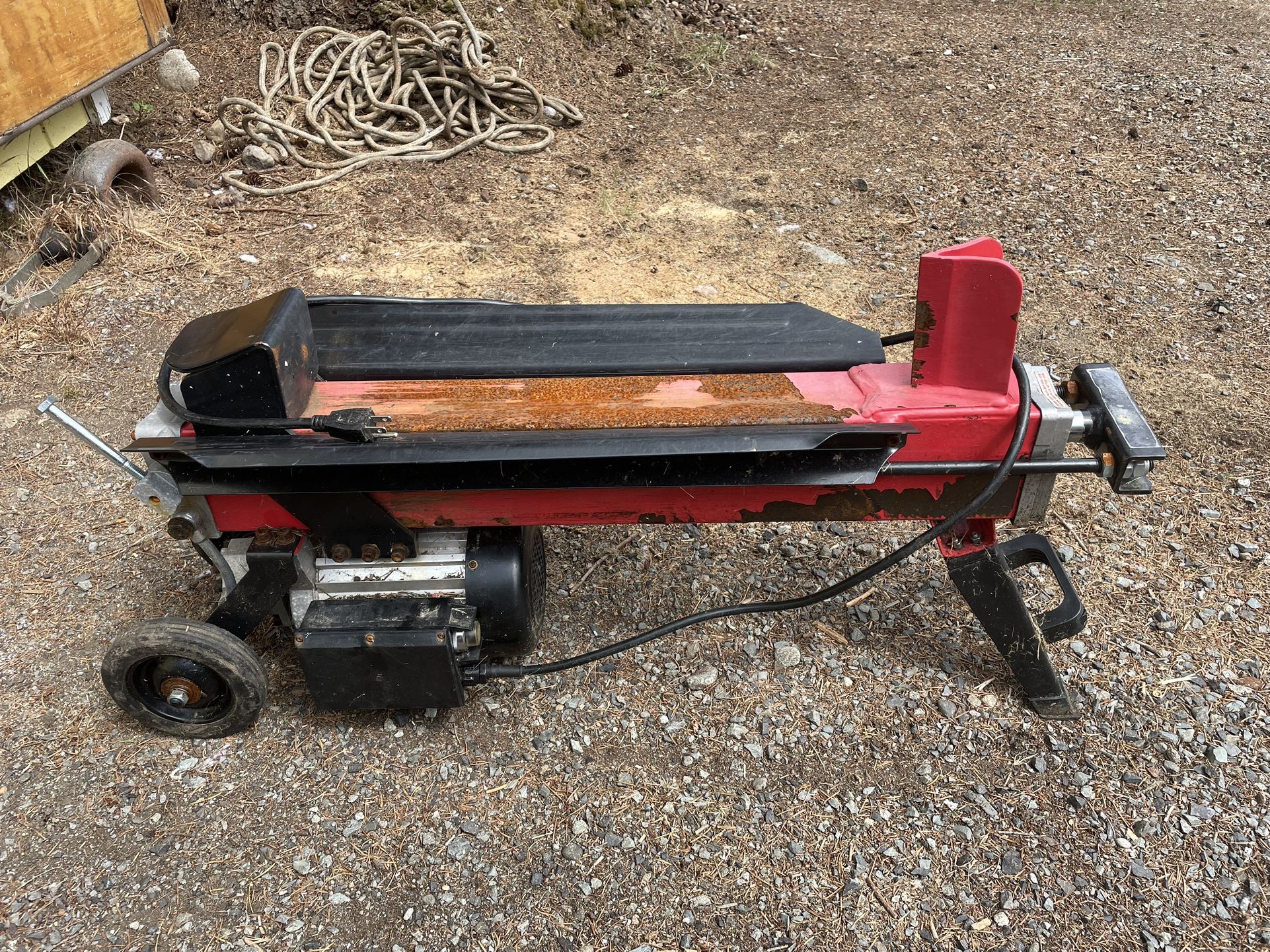Harbor, freight log splitter