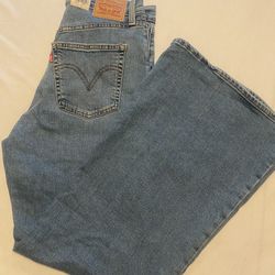 Women Levi’s Jean Size 31x32.                      121