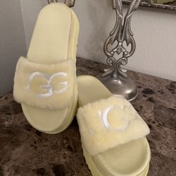 UGG AUSTRALIA Yellow Laton Slides New 6.5