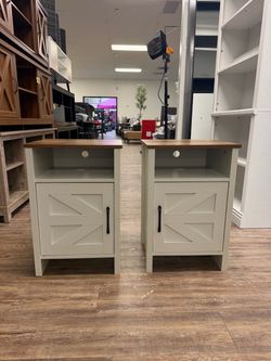 New Farmhouse Nightstand Set of 2 with Barn Door, Rustic White Rustic End Table Side Table for Bedroom, Living Room