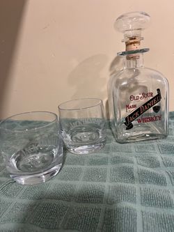 Jack Daniel’s Whiskey Pourer and 2 Glass Set
