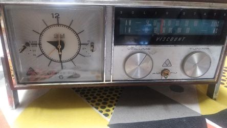 Vintage AM/FM radio clock
