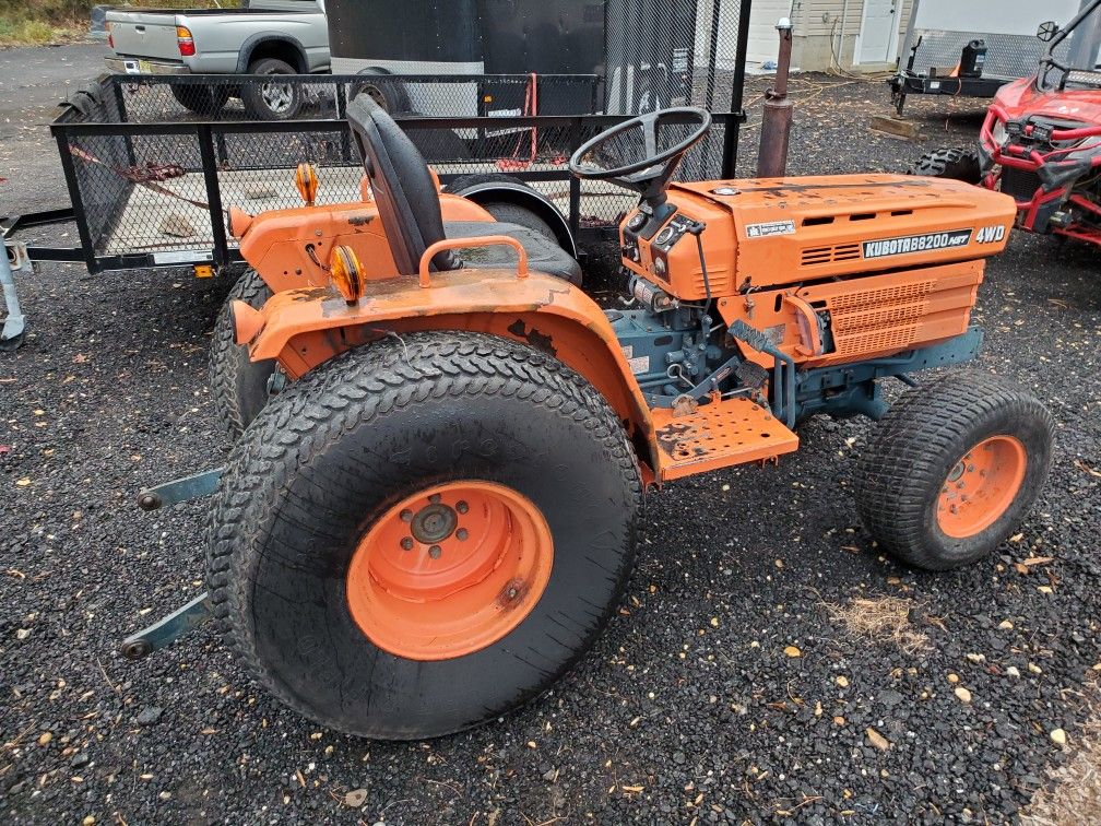 Kubota B8200 HST 4X4 Tractor Pto HST