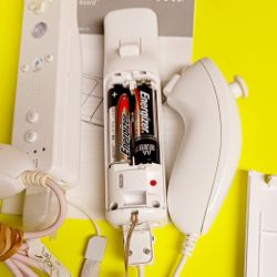 Nintendo All Original Nintendo Controllers Two Remotes Two Knuckles With Batteries And Wrist Straps.. $50 Cash For All Or $30 Each Set