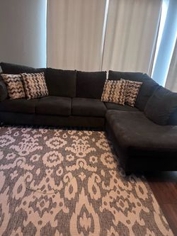 Dark Grey Lounger Couch- Matching Pillows included! 🛋️
