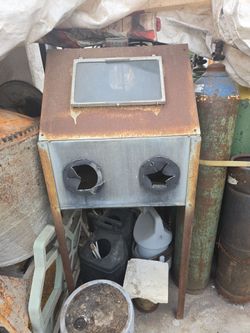 FREE Sandblasting cabinet, a little patina rust, but in great condition just needs to replace the gloves FREE