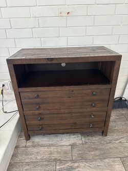 Very nice solid hardwood dresser!!