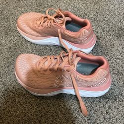 Topo Women’s Running Shoe Size 7