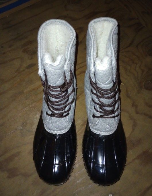 Size 9 Grey Quilted Duck Boots (New In Box)