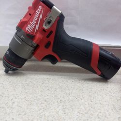 Milwaukee M12.    3404-20 Hammer Drill Driver, One Battery W/ Charger.