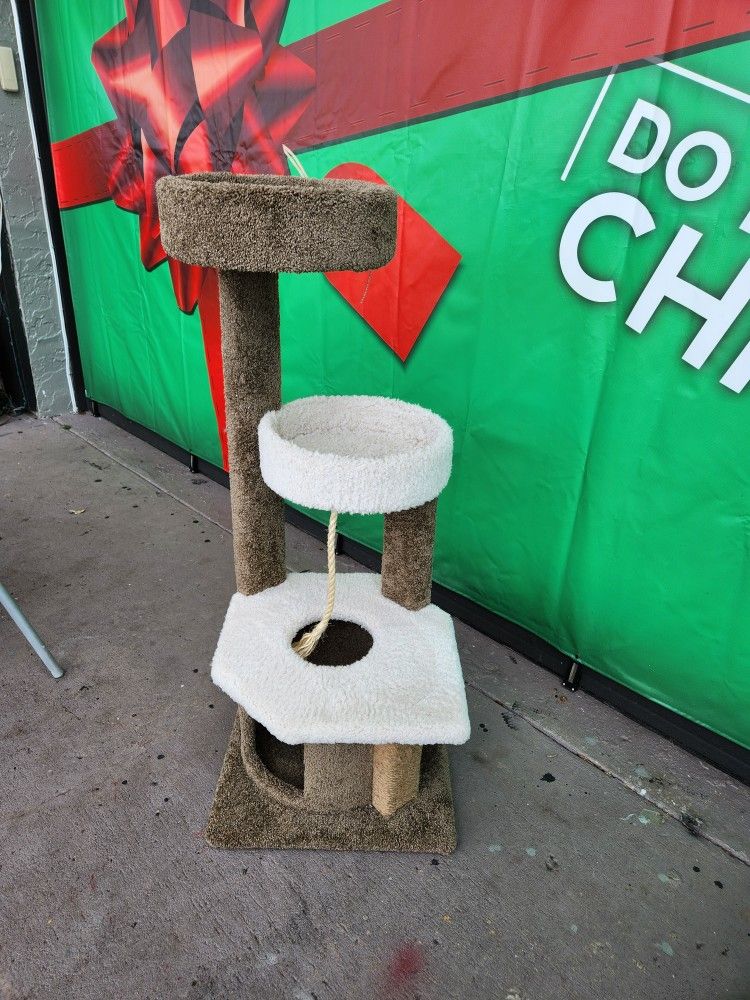 Whisker City Carpeted Cat Tree 20"WX 48"T X 20"D In Excellent Condition