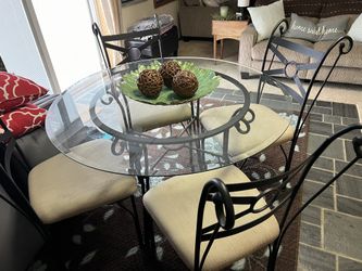 Glass Table and chairs - Like New