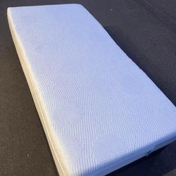 Casper Snow Twin Xl Mattress Bed - Like New 