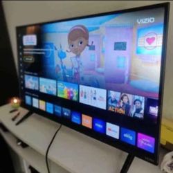 43 In Vizio Chromcast Smart Tv Streaming Apps  4k Great Condition Basically New Still Have The Box Come With Original Remote No Scratch 