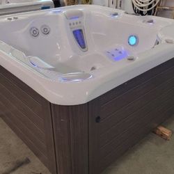Hot Springs Envoy Spa Hot tub -- With DELIVERY & WARRANTY!! - $9,500 (Kirkland)