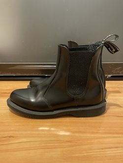 Like new Doc Martens Flora Women’s Smooth Leather Chelsea Boots (black, Size 6)