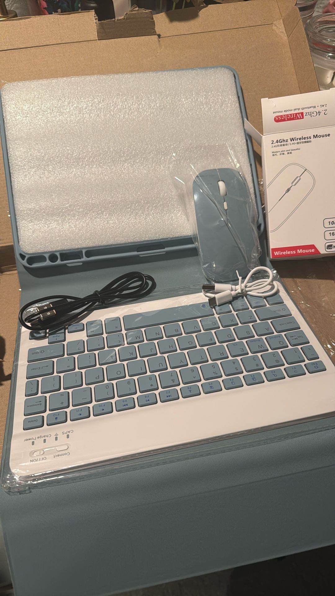 iPad Pro 11in 5th Generation Smart Keyboard Case With Wireless Mouse