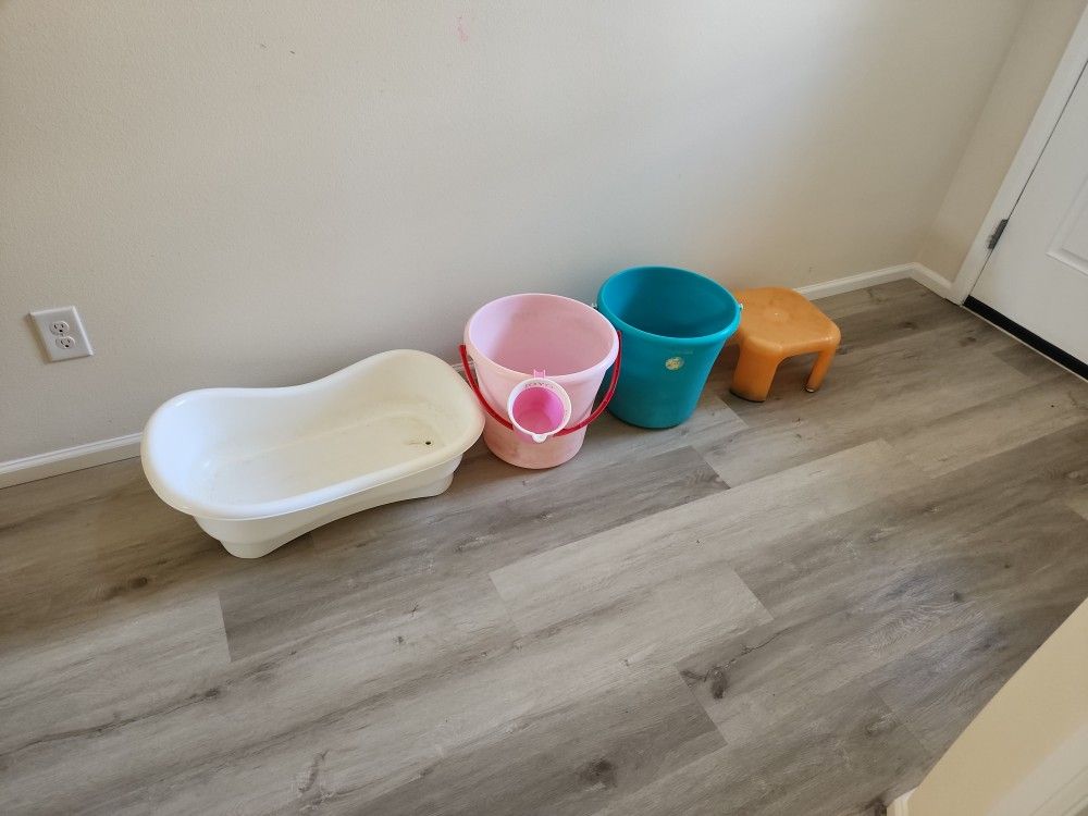 Kids Bath Tub And Buckets