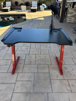 GAMING DESK/PC DESK