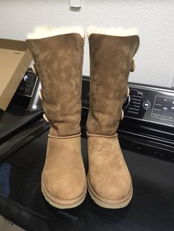 Ugg Bailey button triplet size 8
