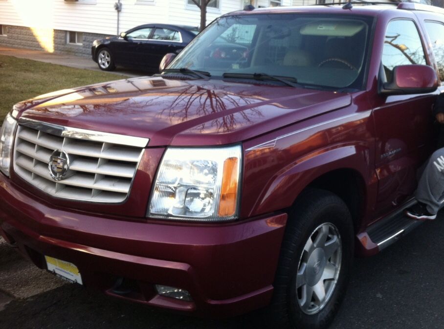 2005 Cadillac Escalade has Transmission issues which is why the price has now been dropped . Please keep this in mind when contacting thank you :)