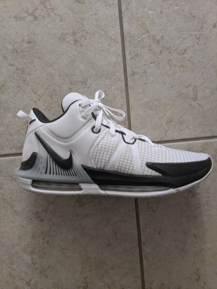 LeBron Witness 7 Size 11.5 White/Black