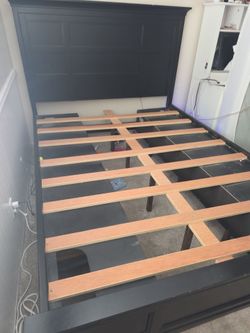 Queen bed with drawers